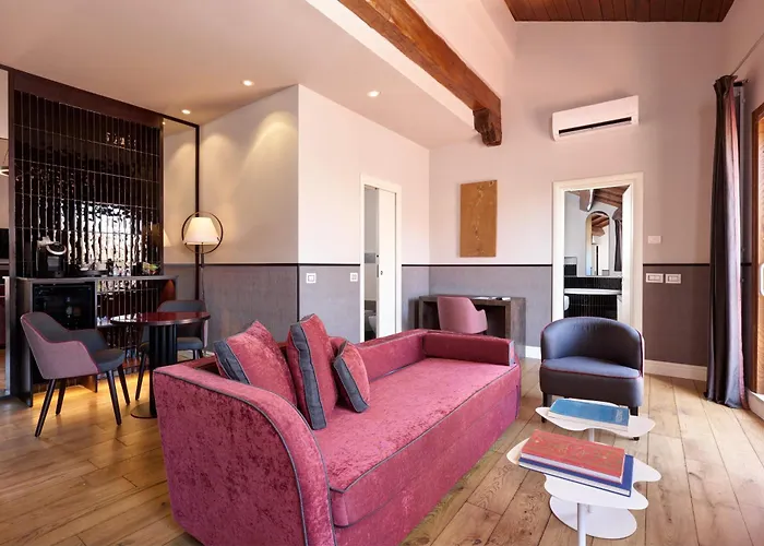 Navona Palace Collection